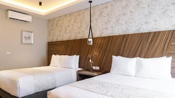 Kamar Double Keluarga, pemandangan kebun | Brankas dan setrika/meja setrika