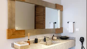 Kamar Double Keluarga, pemandangan kebun | Kamar mandi | Pengering rambut, handuk, sabun, dan sampo