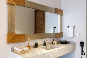 Familien-Doppelzimmer, Gartenblick | Badezimmer | Haartrockner, Handtücher, Seife, Shampoo