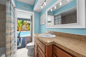Hair dryer, towels, soap, shampoo - Cozy 3BR Oasis w/Pool- 8 min to Indian Rocks Beach (Largo)