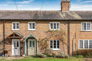 A brick house with a front porch, multiple windows, and a chimney. - Lavender Cottage Cosy Country Escape - Pure Nature- Train London 30 min. (Aldbury)