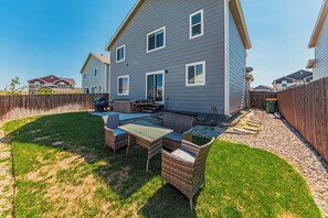 Outdoor dining - +Marvelous Mandan Dr+ FreeWine, GameRoom, & Hot Tub (Colorado Springs)