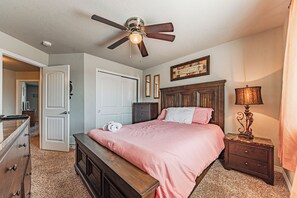 Iron/ironing board, WiFi, bed sheets - +Marvelous Mandan Dr+ FreeWine, GameRoom, & Hot Tub (Colorado Springs)