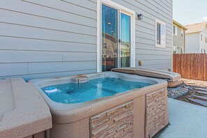 Outdoor spa tub - +Marvelous Mandan Dr+ FreeWine, GameRoom, & Hot Tub (Colorado Springs)