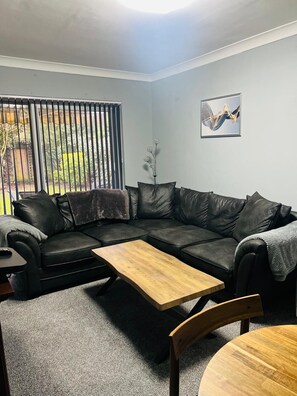 Living area - Spacious 3bedroomed house in Greenford close to Central London &Heathrow airport (Greenford)