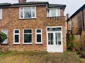 Exterior - Spacious 3bedroomed house in Greenford close to Central London &Heathrow airport (Greenford)