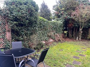 Outdoor dining - Spacious 3bedroomed house in Greenford close to Central London &Heathrow airport (Greenford)