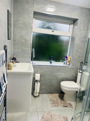 Shower, hair dryer, towels, soap - Spacious 3bedroomed house in Greenford close to Central London &Heathrow airport (Greenford)