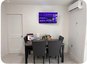 Dining - Chic Modern Stay for 6 | Near USF & Busch Gardens (Tampa)