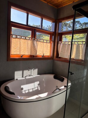 Casa Deluxe, 1 habitación, patio, vista a la montaña | Baño | Toallas, jabón, shampoo, papel de baño 