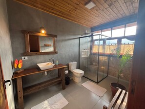 Room, 1 Queen Bed, Private Bathroom, Mountain View | Bathroom | Towels, soap, shampoo, toilet paper - Pousada Morada Canto do Sol (São Bento do Sapucaí)