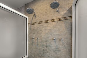 Een haardroger, handdoeken, zeep, toiletpapier