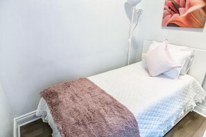 A bedroom with a bed, a bedside lamp, and a wall-mounted picture. - Amazing Downtown Toronto Condo (Toronto)