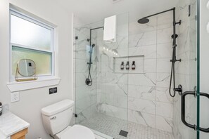 Shower, hair dryer, towels, shampoo - Sleeps 14 • Outdoor Patio • Firepit • Game Room (Fort Walton Beach)