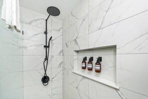 Een douche, een haardroger, handdoeken, shampoo