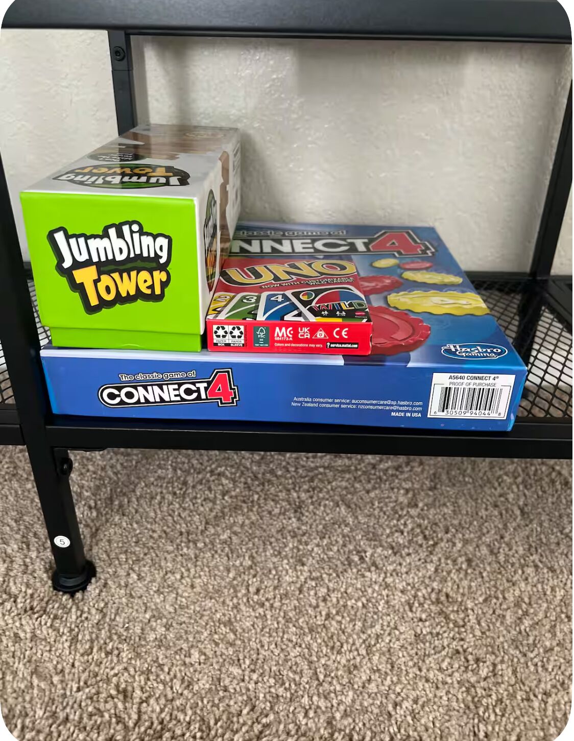 Een plank met gezelschapsspellen, waaronder JUMBLING TOWER en UNO.