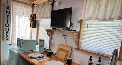 The Tiny Den w/ Mountain View, Games, Fire Pit, 25 min to Gatlinburg