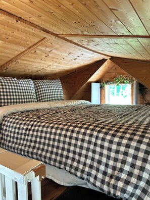 1 bedroom, WiFi, bed sheets - The Tiny Den w/ Mountain View, Games, Fire Pit, 25 min to Gatlinburg (Cosby)