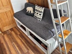 1 bedroom, WiFi, bed sheets - The Tiny Den w/ Mountain View, Games, Fire Pit, 25 min to Gatlinburg (Cosby)