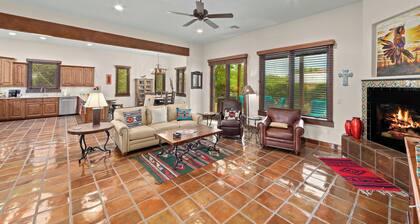 Sanctuary 205 at Tubac Resort; 6-Seat Golf Cart, 3BR/3BA, Walk to Golf & Spa