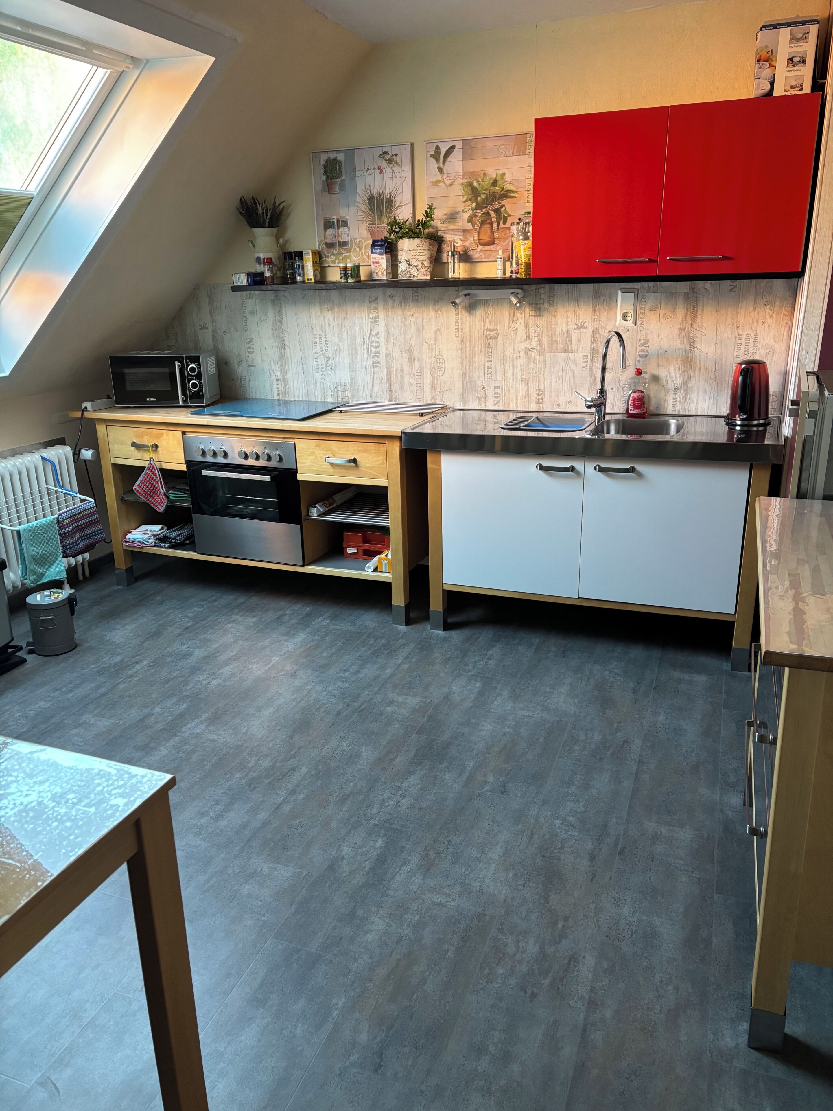 Frigorífico, microondas, placa de cocina y cafetera o tetera