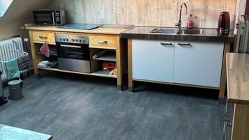 Frigorífico, microondas, placa de cocina y cafetera o tetera