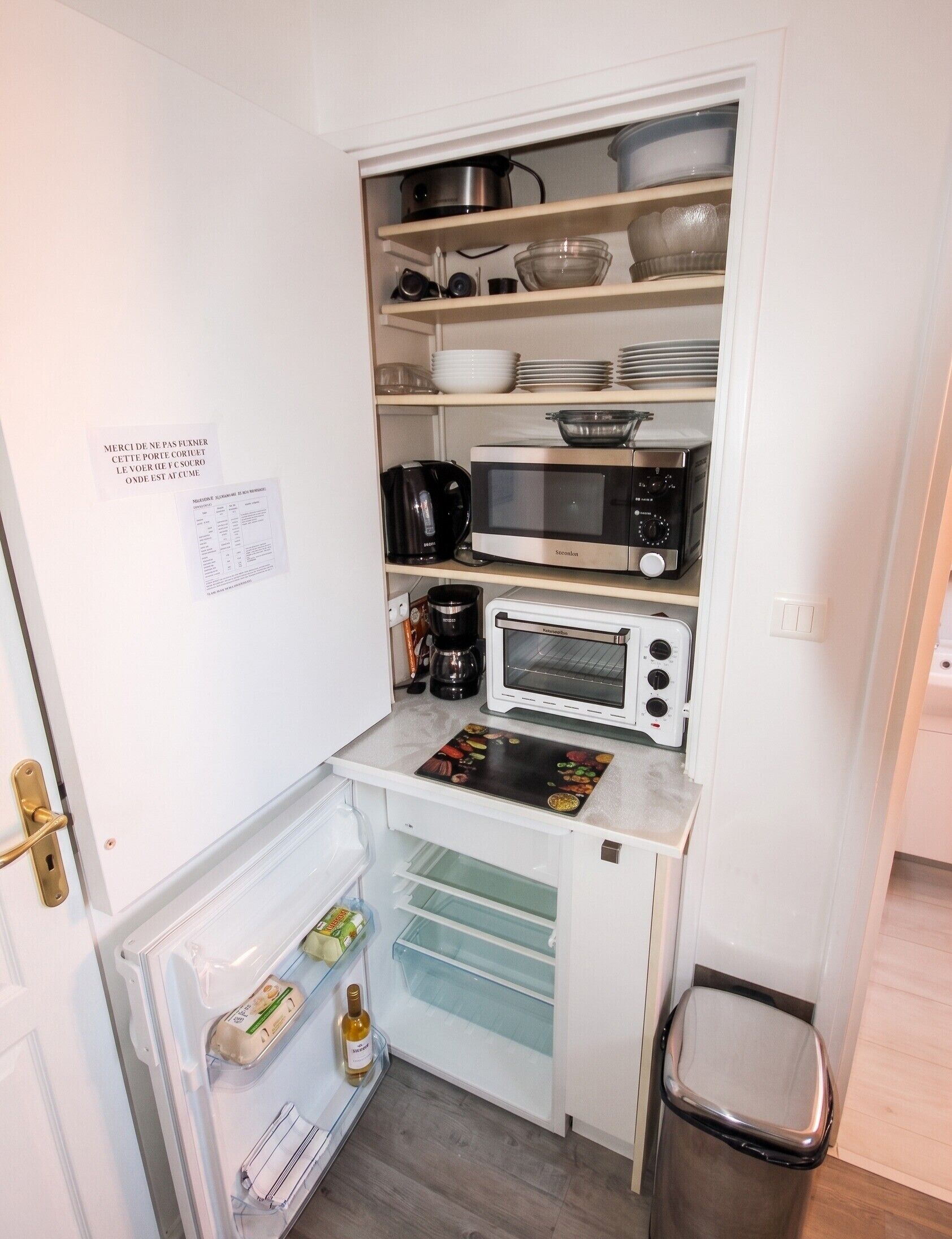 Wasserkocher mit Kaffee-/Teezubehör, Kühlschrank, Mikrowelle, Ofen