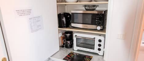 Wasserkocher mit Kaffee-/Teezubehör, Kühlschrank, Mikrowelle, Ofen