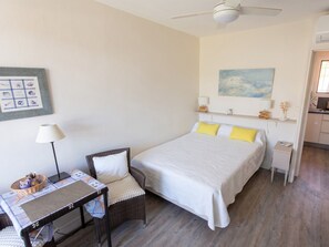 Room - Cosy Studio “Les Goélettes” with Sea View (Hyères)
