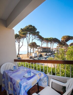 Outdoor dining - Cosy Studio “Les Goélettes” with Sea View (Hyères)