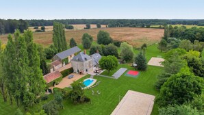 A large estate with a swimming pool, tennis courts, and a spacious lawn. - So Villa La Messagerie (49) - Heated pool - Basketball - 2 hours from Nantes - Sleeps 36. (Noyant)