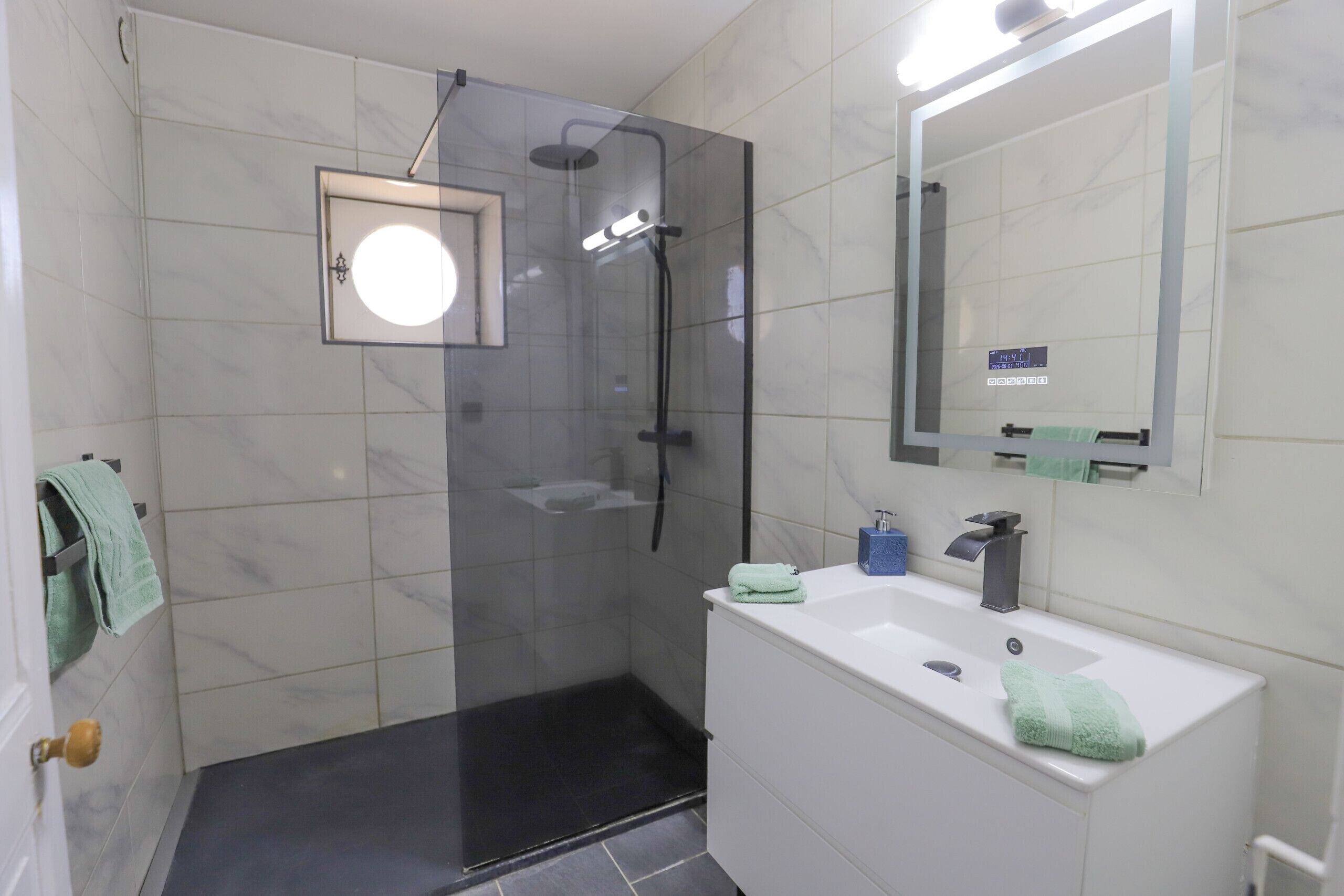 Douche, sèche-cheveux, serviettes fournies