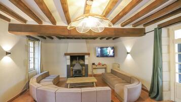 TV, caminetto, tavolo da ping pong