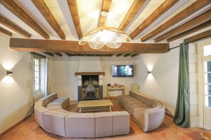 TV, fireplace, ping pong