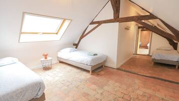 12 bedrooms, WiFi (free), bed sheets
