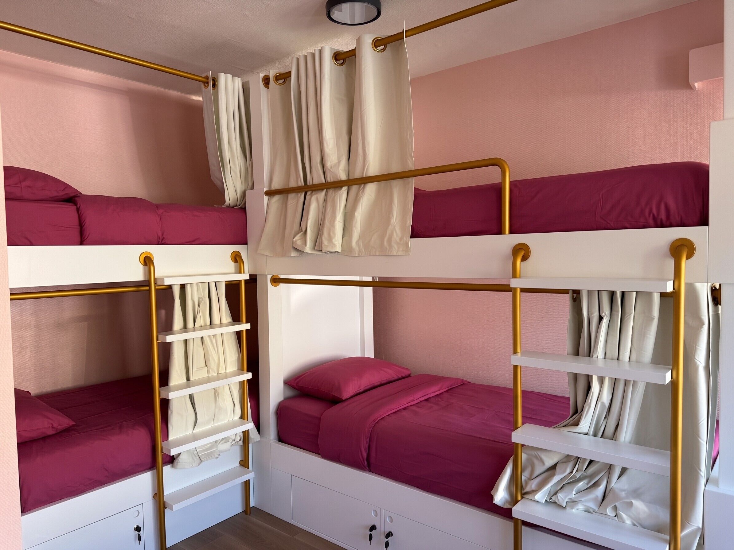 18 camere, Wi-Fi gratuito, lenzuola