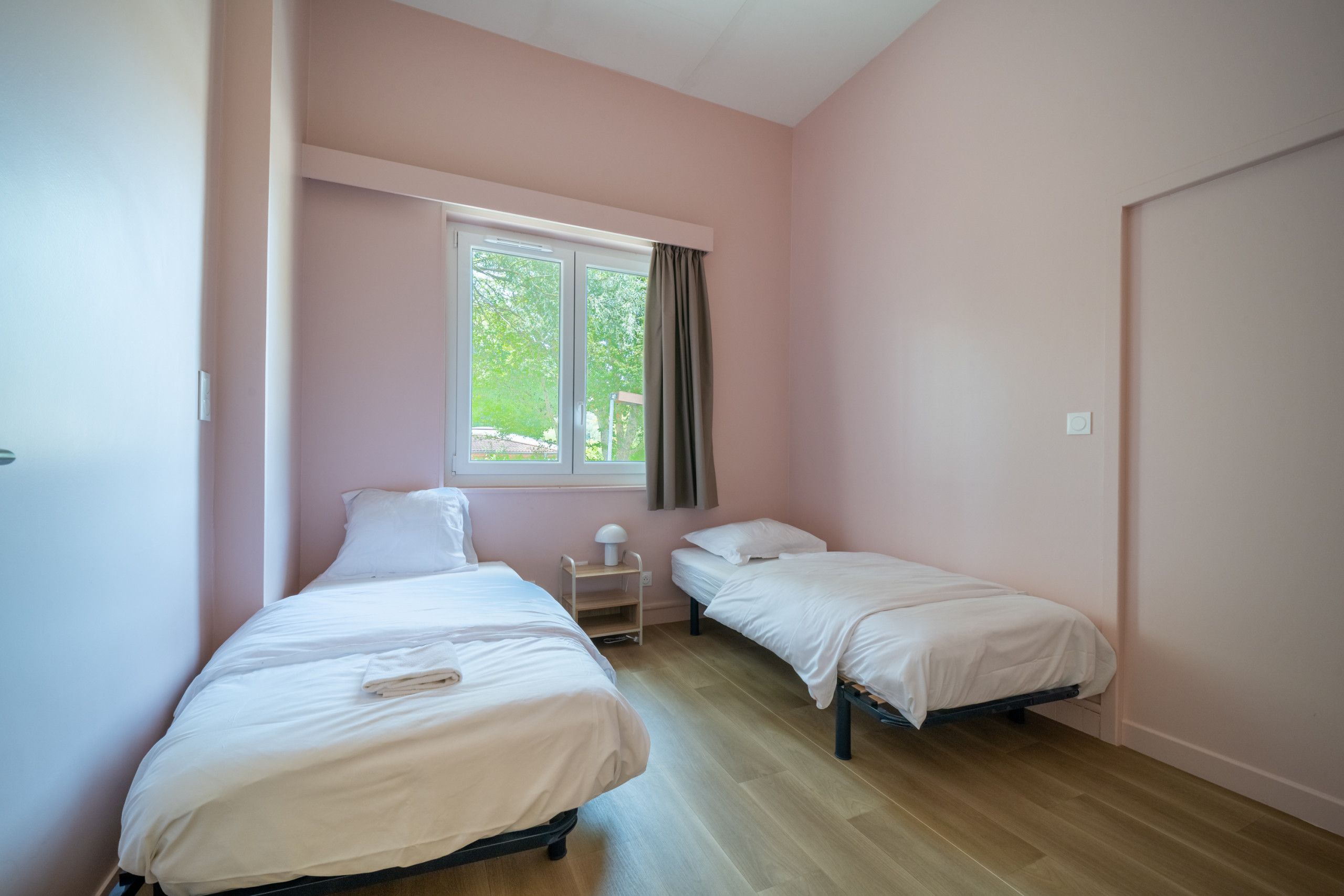18 bedrooms, WiFi (free), bed sheets