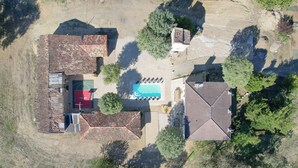 Zona residencial amb diversos edificis, una piscina i vegetació circumdant.