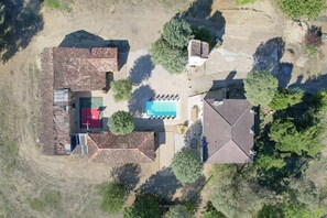 Área residencial com vários edifícios, piscina e vegetação ao redor.