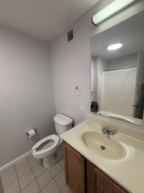 Towels, toilet paper - 2-bedroom Suite in Caldwell, NJ (Caldwell)