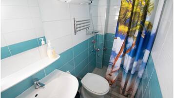 Douche, serviettes fournies, savon, papier toilette