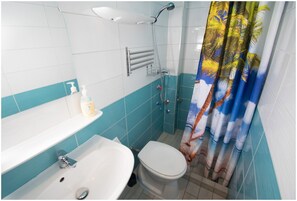 Douche, serviettes fournies, savon, papier toilette