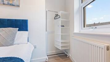 Iron/ironing board, WiFi, bed sheets