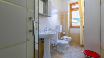 Dusche, Haartrockner, HandtĂŒcher