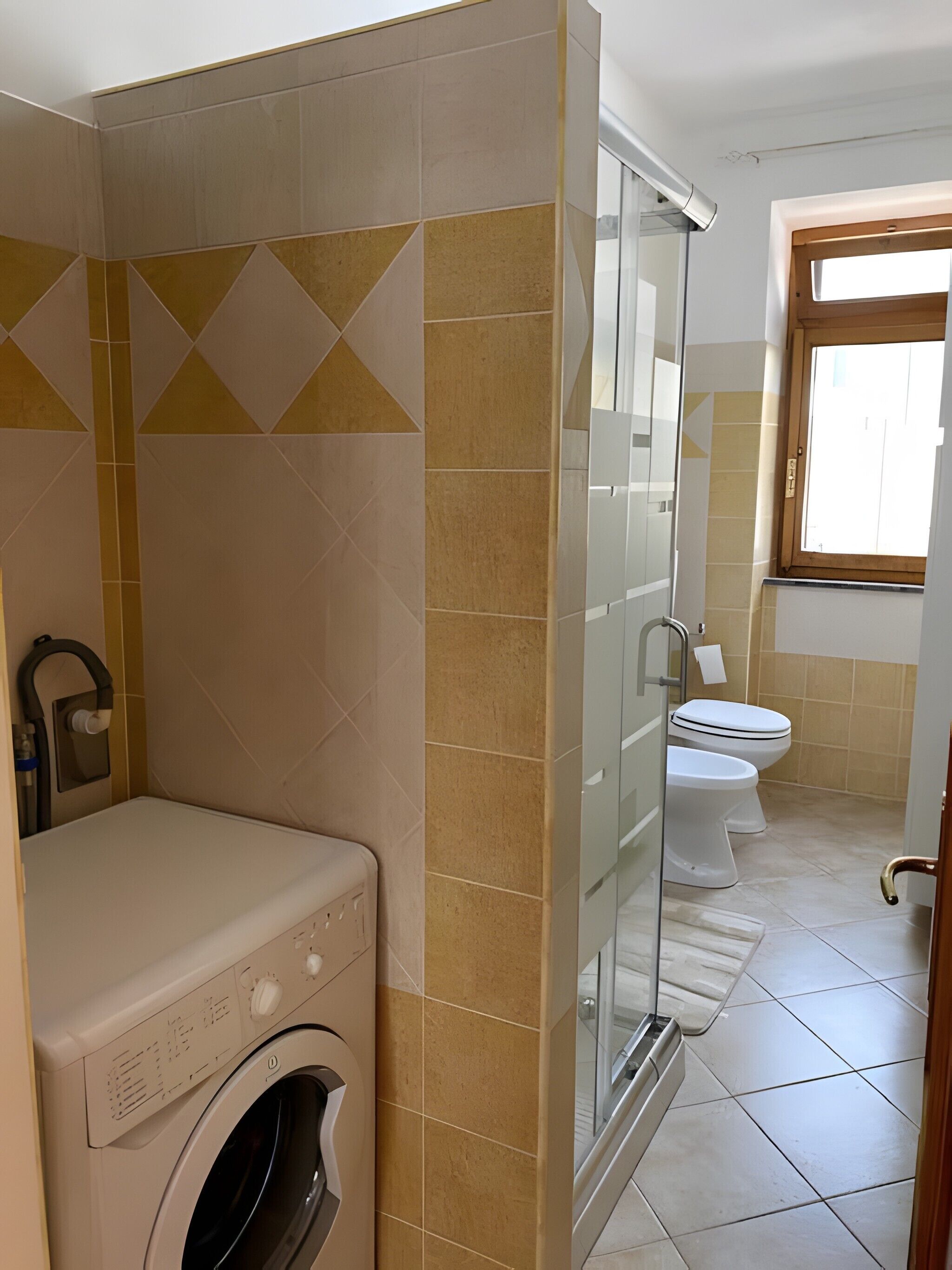 Douche, sèche-cheveux, serviettes fournies