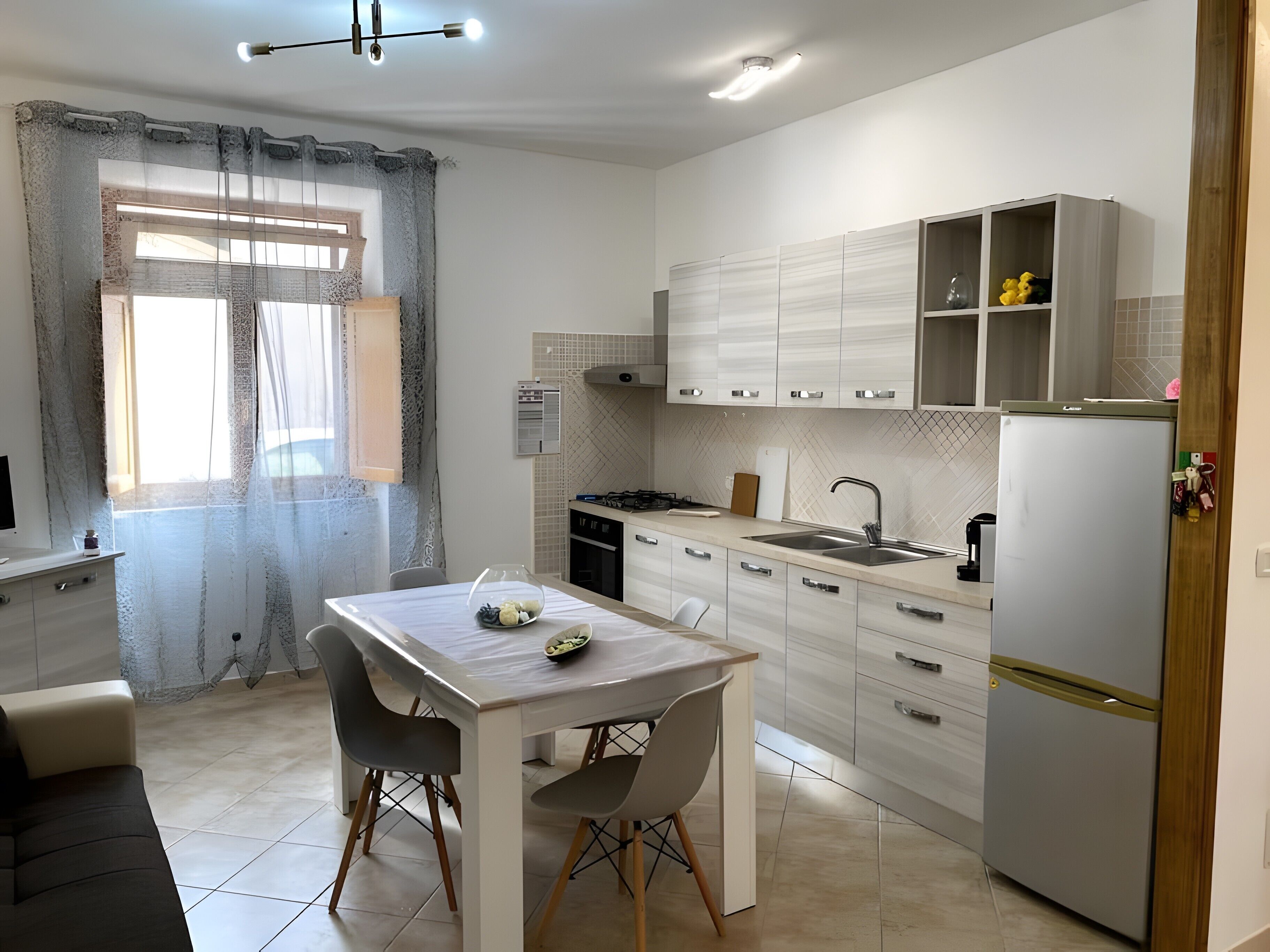 Fridge, oven, stovetop, coffee/tea maker