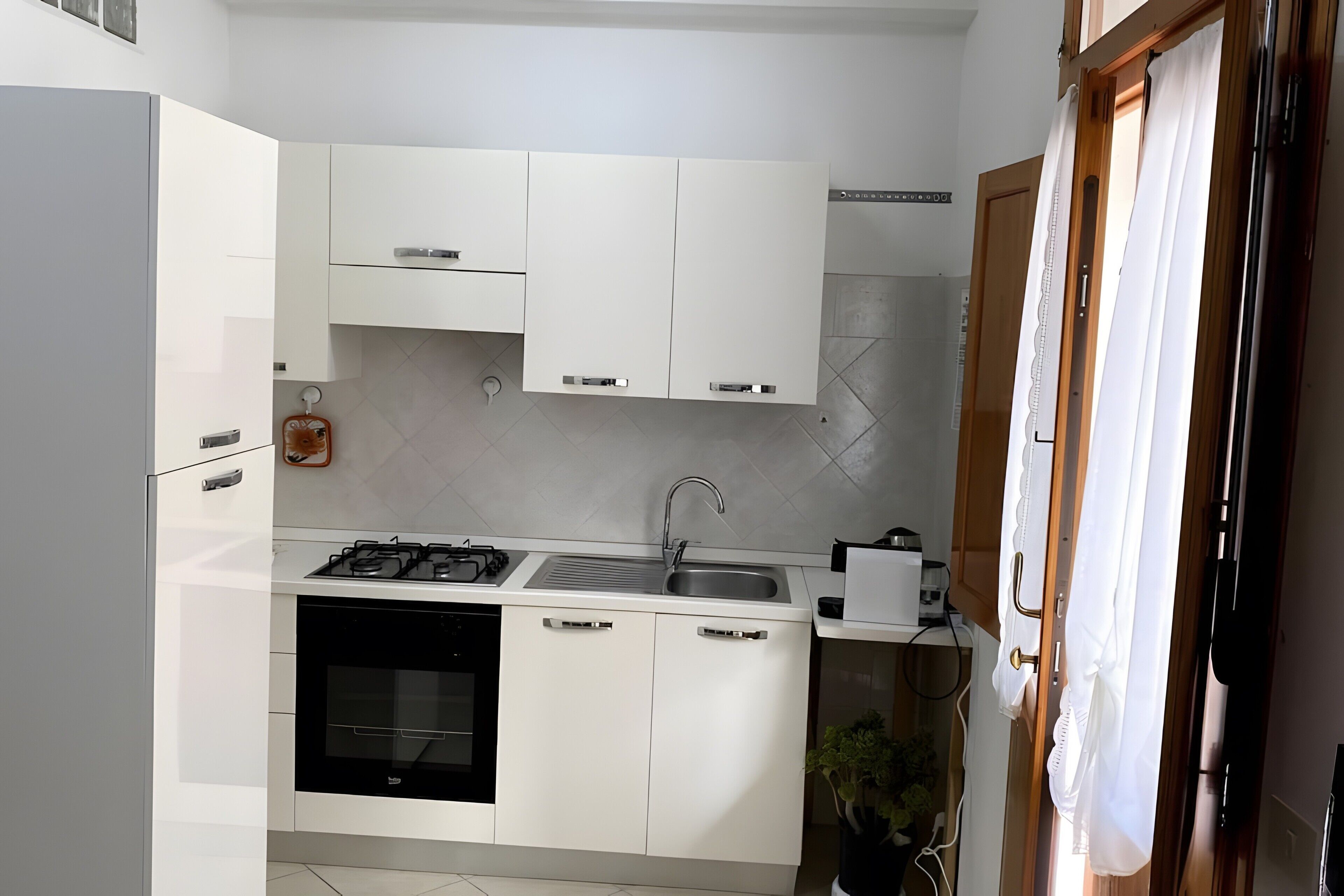 Fridge, oven, stovetop, coffee/tea maker