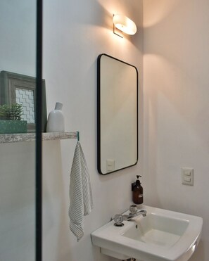 Shower, towels, soap, toilet paper - Spacious apartment + tranquility + style + walking distance to cafe (Guadalajara)