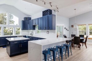 Hus - flera sängar - uteplats - utsikt mot trädgården (Casa Mariposa Retreat) | Eget kök | Kaffe- och tebryggare och matbord
