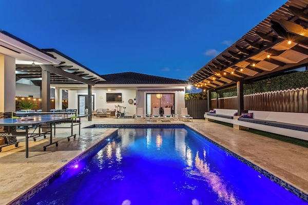 Outdoor pool, sun loungers